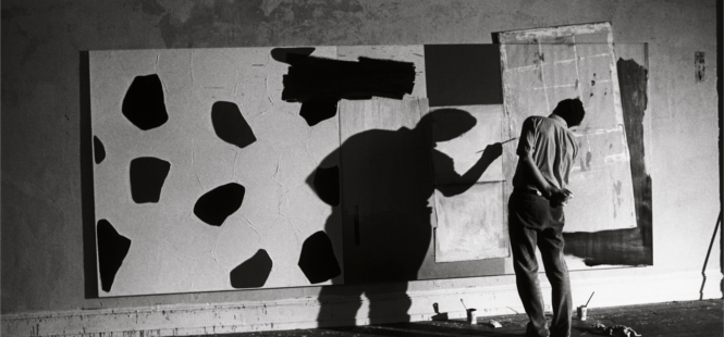 Jasper Johns en pleine création artistique